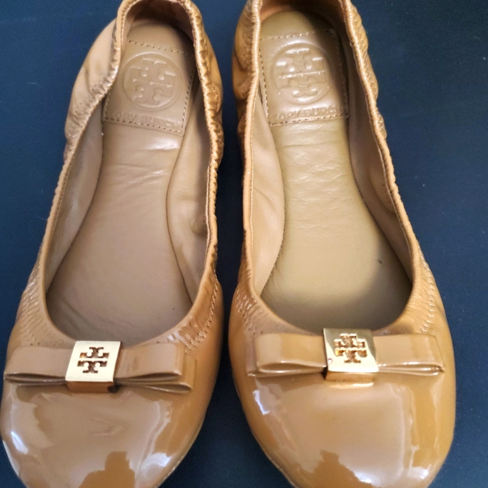 Tory Burch Patent Leather ballet slippers camel colored size 5M